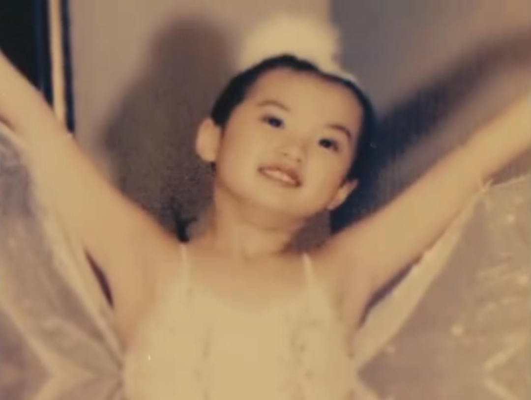 Yao Anna's old photo of dancing as a child, screenshot from Yao Anna's debut documentary.
